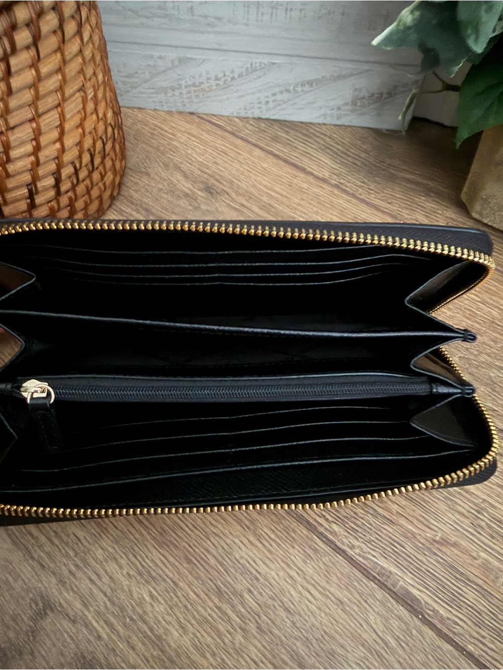 Michael Kors Black & Gold Saffiano Leather Continental Wallet - NWOT - Picture 4 of 10